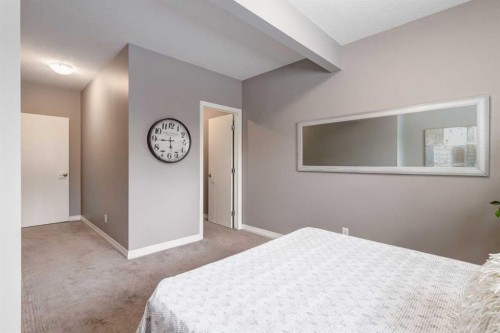33 Evansglen Drive Nw, Calgary, AB - Indoor Photo Showing Bedroom