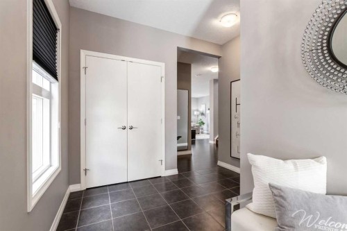 33 Evansglen Drive Nw, Calgary, AB - Indoor Photo Showing Other Room