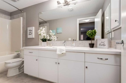 33 Evansglen Drive Nw, Calgary, AB - Indoor Photo Showing Bathroom