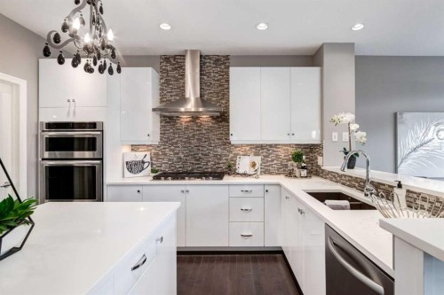 33 Evansglen Drive Nw, Calgary, AB - Indoor Photo Showing Kitchen With Double Sink With Upgraded Kitchen