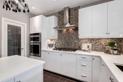33 Evansglen Drive Nw, Calgary, AB - Indoor Photo Showing Kitchen With Upgraded Kitchen