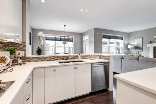33 Evansglen Drive Nw, Calgary, AB - Indoor Photo Showing Kitchen