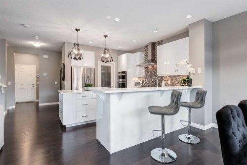 33 Evansglen Drive Nw, Calgary, AB - Indoor Photo Showing Kitchen With Upgraded Kitchen