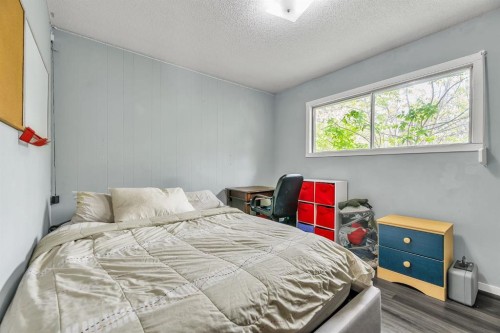 3156 Blakiston Drive Nw, Calgary, AB - Indoor Photo Showing Bedroom