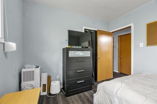 3156 Blakiston Drive Nw, Calgary, AB - Indoor Photo Showing Bedroom