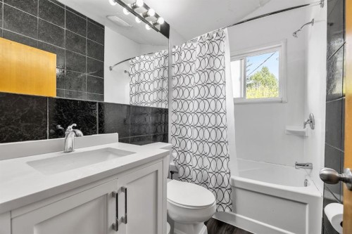 3156 Blakiston Drive Nw, Calgary, AB - Indoor Photo Showing Bathroom