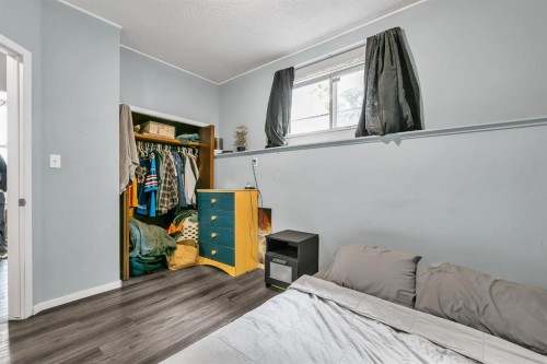 3156 Blakiston Drive Nw, Calgary, AB - Indoor Photo Showing Bedroom