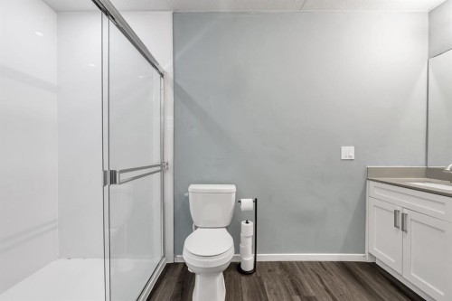 3156 Blakiston Drive Nw, Calgary, AB - Indoor Photo Showing Bathroom
