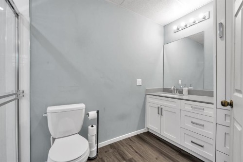 3156 Blakiston Drive Nw, Calgary, AB - Indoor Photo Showing Bathroom