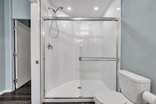 3156 Blakiston Drive Nw, Calgary, AB - Indoor Photo Showing Bathroom