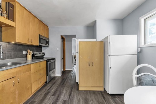 3156 Blakiston Drive Nw, Calgary, AB - Indoor Photo Showing Kitchen