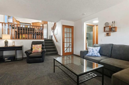 672 Macewan Drive Nw, Calgary, AB - Indoor Photo Showing Living Room