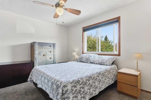 672 Macewan Drive Nw, Calgary, AB - Indoor Photo Showing Bedroom