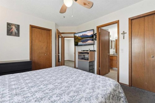 672 Macewan Drive Nw, Calgary, AB - Indoor Photo Showing Bedroom