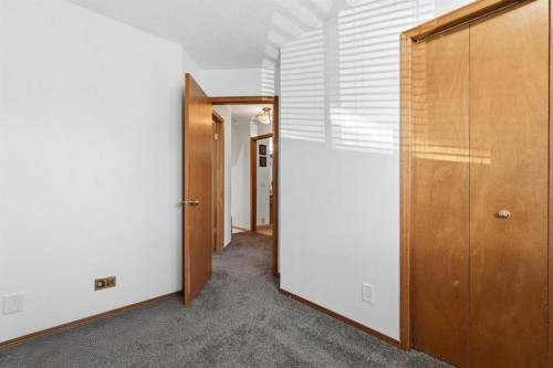 672 Macewan Drive Nw, Calgary, AB - Indoor Photo Showing Other Room