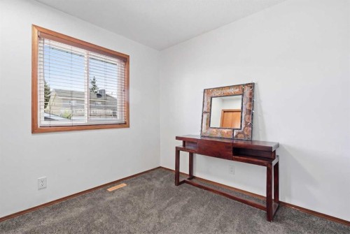 672 Macewan Drive Nw, Calgary, AB - Indoor Photo Showing Other Room