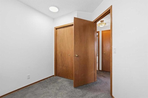 672 Macewan Drive Nw, Calgary, AB - Indoor Photo Showing Other Room