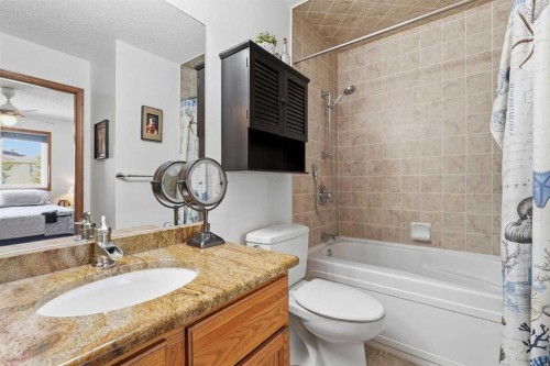 672 Macewan Drive Nw, Calgary, AB - Indoor Photo Showing Bathroom