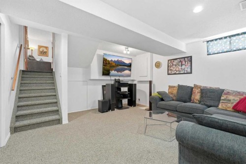 672 Macewan Drive Nw, Calgary, AB - Indoor Photo Showing Living Room