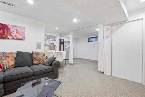 672 Macewan Drive Nw, Calgary, AB - Indoor Photo Showing Living Room