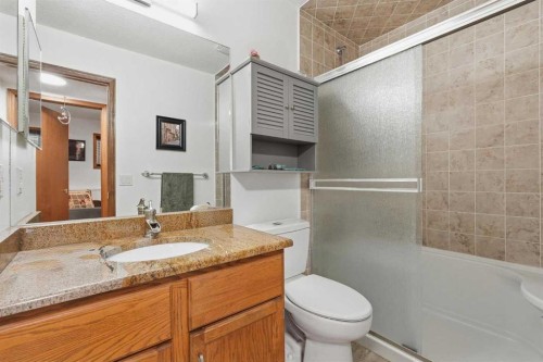 672 Macewan Drive Nw, Calgary, AB - Indoor Photo Showing Bathroom