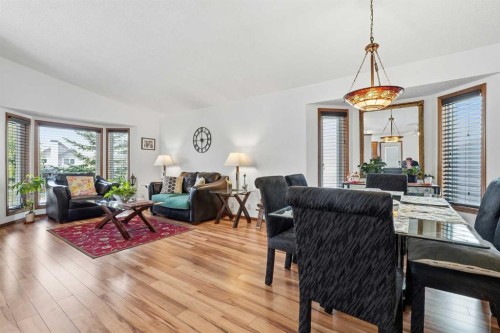 672 Macewan Drive Nw, Calgary, AB - Indoor Photo Showing Living Room