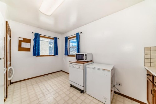 3919 Centre B Street Nw, Calgary, AB - Indoor Photo Showing Laundry Room