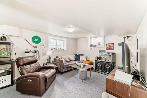 3919 Centre B Street Nw, Calgary, AB - Indoor Photo Showing Living Room