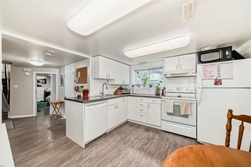 3919 Centre B Street Nw, Calgary, AB - Indoor Photo Showing Kitchen