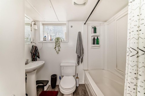 3919 Centre B Street Nw, Calgary, AB - Indoor Photo Showing Bathroom