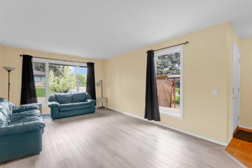 403 Cannington Close Sw, Calgary, AB - Indoor Photo Showing Living Room
