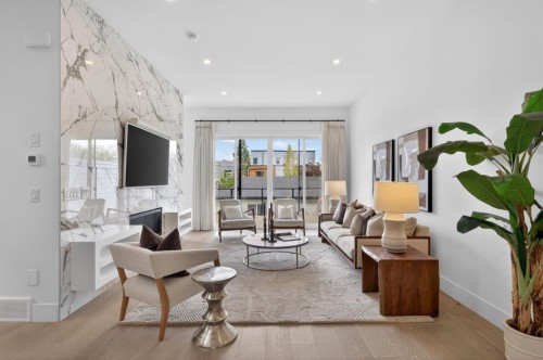 2506 20 Street Sw, Calgary, AB - Indoor Photo Showing Living Room
