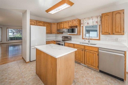 149 Sceptre Court Nw, Calgary, AB - Indoor Photo Showing Kitchen With Double Sink