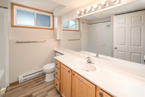 149 Sceptre Court Nw, Calgary, AB - Indoor Photo Showing Bathroom