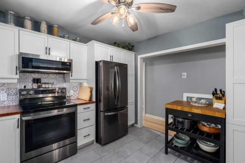 304 Blackthorn Road Nw, Calgary, AB - Indoor Photo Showing Kitchen