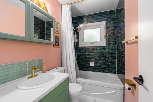 304 Blackthorn Road Nw, Calgary, AB - Indoor Photo Showing Bathroom
