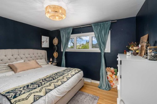 304 Blackthorn Road Nw, Calgary, AB - Indoor Photo Showing Bedroom