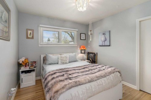 304 Blackthorn Road Nw, Calgary, AB - Indoor Photo Showing Bedroom