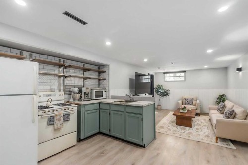 304 Blackthorn Road Nw, Calgary, AB - Indoor Photo Showing Kitchen