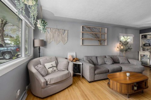 304 Blackthorn Road Nw, Calgary, AB - Indoor Photo Showing Living Room