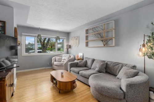 304 Blackthorn Road Nw, Calgary, AB - Indoor Photo Showing Living Room