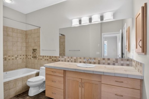 14 Discovery Woods Villas Sw, Calgary, AB - Indoor Photo Showing Bathroom