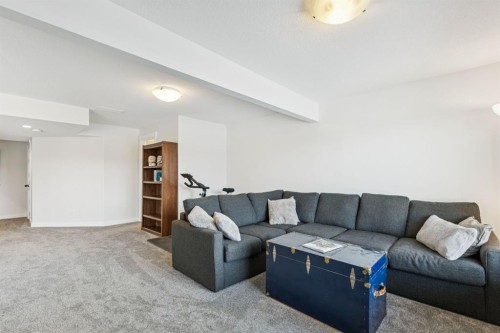 231 Kingsbridge Road Se, Airdrie, AB - Indoor Photo Showing Living Room