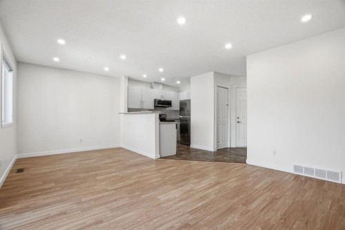 204-760 Railway Gate Sw, Airdrie, AB - Indoor Photo Showing Kitchen