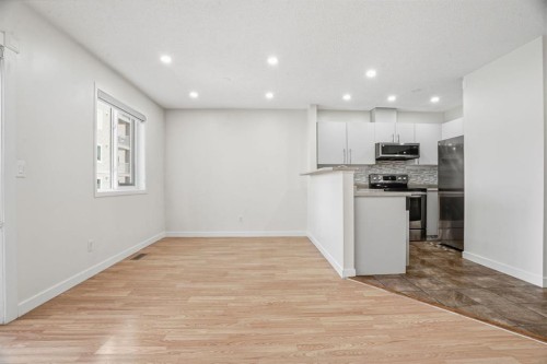 204-760 Railway Gate Sw, Airdrie, AB - Indoor Photo Showing Kitchen