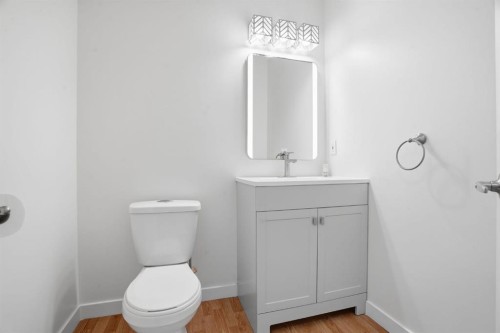 204-760 Railway Gate Sw, Airdrie, AB - Indoor Photo Showing Bathroom