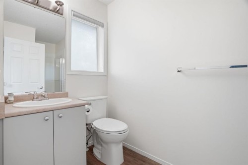204-760 Railway Gate Sw, Airdrie, AB - Indoor Photo Showing Bathroom