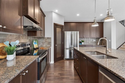 94 Evansdale Common Nw, Calgary, AB - Indoor Photo Showing Kitchen With Double Sink With Upgraded Kitchen