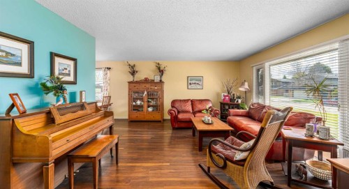 51 Midvalley Crescent Se, Calgary, AB - Indoor Photo Showing Living Room