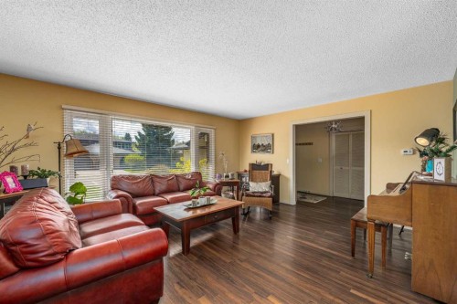51 Midvalley Crescent Se, Calgary, AB - Indoor Photo Showing Living Room
